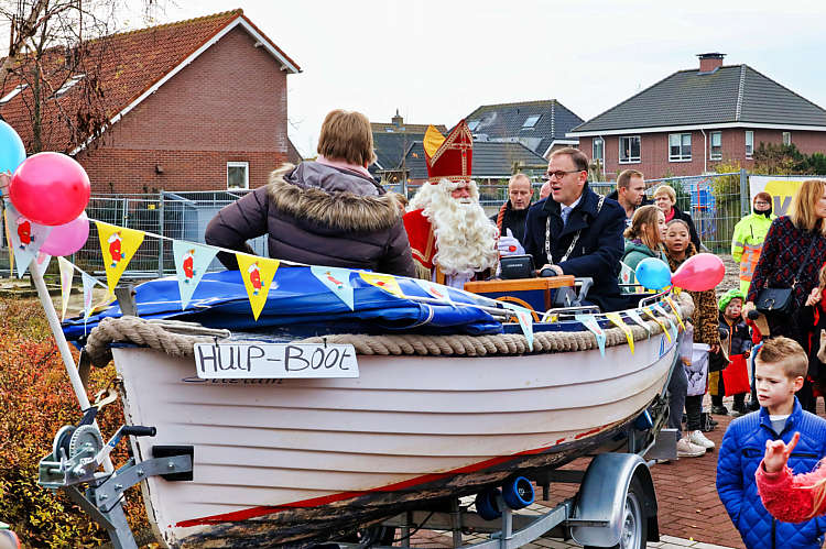 Aankomst van de Sint en zijn Zwarte Pieten in Waarder_024